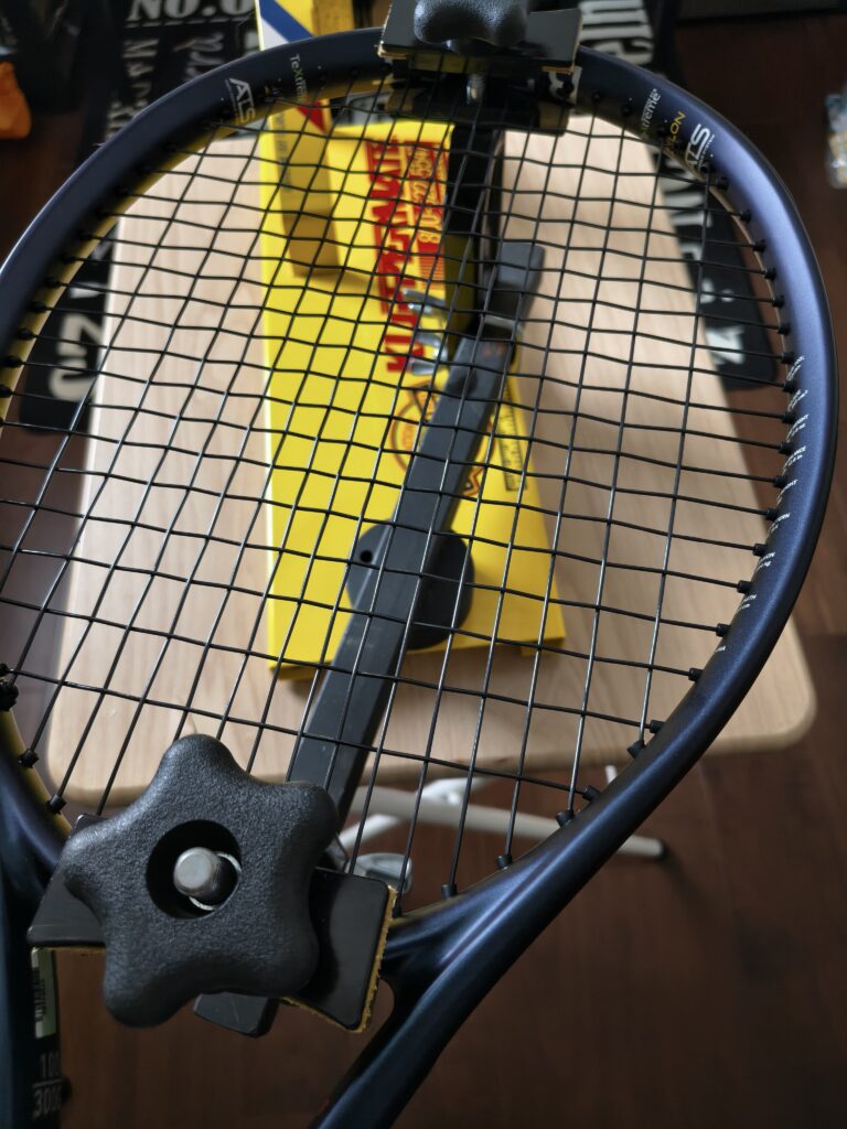 ビースト100 2026にゴーセン G-tour1を張っているストリングマシン上の様子
